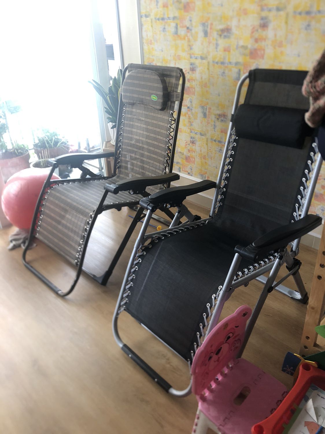 Ghế đẹp chất lượng, êm, thoải mái rộng rãi, lên xuống nhẹ, thư giãn và rất chill, rất thích hợp và phù hợp với góc nhỏ gia đình. Hình minh hoạ có thể kéo sáng hơi nhiều, mình chụp thực tế. Hài lòng. Ghế đẹp chất lượng, êm, thoải mái rộng rãi, lên xuống nhẹ, thư giãn và rất chill, rất thích hợp và phù hợp với góc nhỏ gia đình. Hình minh hoạ có thể kéo sáng hơi nhiều, mình chụp thực tế. Hài lòng.