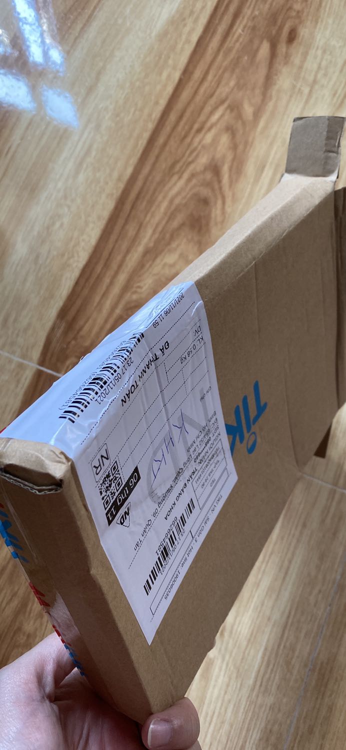 Đóng gói cực kì ẩu, cực kì tệ, không có cả lớp mút bao ngoài truyện, quyển truyện trơ trọi kg có 1 cài gì bao ngoài rồi chỉ để vào cái hộp không, cái hộp móp méo. Quyển truyện thì là truyện mất seal, cấn mép, có vết dơ đáy truyện. Đã biết bao nhiêu lần góp ý về đóng ý và vận chuyển của Tiki mà vẫn vậy?? Mình còn 1 đơn giá trị cao hơn sách dày và nặng nữa, không biết giao tới có bị giao phải sách cũ mất seal và đóng gói ẩu như vầy không nữa … Nếu tiki Now không thể đóng gói đàng hoàng để đảm bảo giao 2 tiếng thì đừng nhận bán tiki Now, rất khó chịu