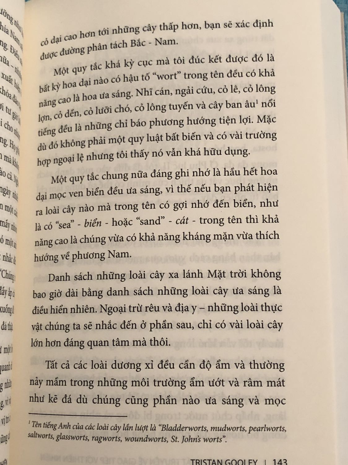 Một cuốn sách tuyệt vời khiến ta thấy được thiên nhiên gần gũi và cũng thú vị như thế nào. Ví dụ như, một chi tiết nhỏ mà ta có thể không để ý, lại nói lên cả một hệ sinh thái được hình thành từ mấy ngàn năm, hoặc cách đặt tên cho thực vật cũng có những nguyên tắc, nguồn gốc hoặc điểm chung nhất định. Kiến thức cung cấp trong sách vô cùng hữu ích, sau khi đọc xong nhất định sẽ khiến mọi người để tâm đến thiên nhiên quanh mình hơn, hoặc là có cảm giác muốn đi du lịch nhưng là để được trải nghiệm, tận mắt nhìn thấy những gì mà tác giả cuốn sách đã đưa ra.