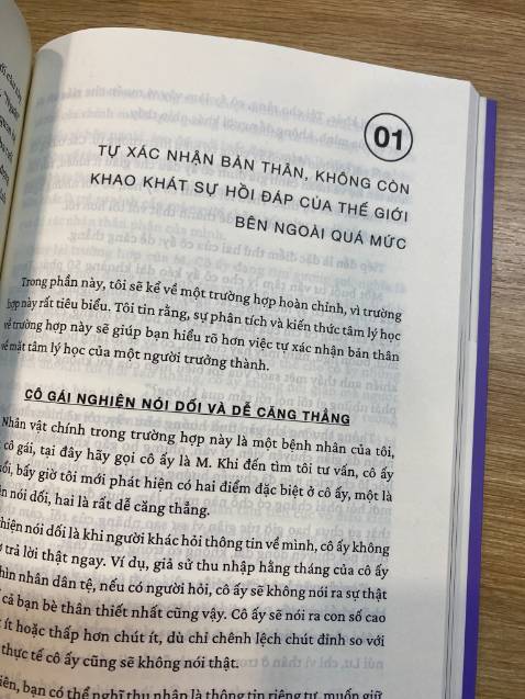 Đây là một cuốn sách không hề dễ đọc, mình phải khẳng định là như thế. Một phần lớn nội dung của cuốn sách viết về quá trình phát triển của trẻ dưới góc nhìn của tâm lý học, từ đó giải mã ngọn ngành về "cái tôi" của mỗi người, và giải thích những vấn đề về mối quan hệ, như: tại sao mối quan hệ dây mơ rễ má trong gia đình lại phức tạp, tâm lý của những kẻ blhđ là gì,... Mình mất khá nhiều thời gian để nghiền ngẫm cuốn này nhưng nó đã cho mình câu trả lời xác đáng cho những vấn đề mình thắc mắc bấy lâu. Rate 8/10, nên mua nhé mọi người!