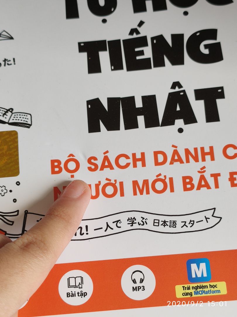 - Giao Hàng: Cực kì nhanh. Tiki hẹn mình ngày thứ 6 giao nhưng thứ 4 đã nhận được (Chưa đến 1 ngày kể từ lúc đặt hàng). Shipper thân thiện, làm việc gọn gàng, nhanh nhẹn.
- Đóng Gói : Khi nhận hàng, mình đã cảm thấy điềm khi hộp giao hàng bị móp nặng ở một góc. Góc sách bị bẻ cong. Bìa và gáy sách bị móp và bám nhiều bụi. Tuy nhiên, những điều trên không ảnh hưởng lớn đến trải nghiệm đọc sách của mình 
- Nội dung: Chất lượng giấy và màu in tốt. Sách được trình bày ở bố cục thông minh và gọn gàng, thích hợp với các bạn tự học. Lịch trình học của sách có phần hơi nhanh với các bạn mới bắt đầu nhưng nội dung ngữ pháp và từ vựng rất chỉn chu.