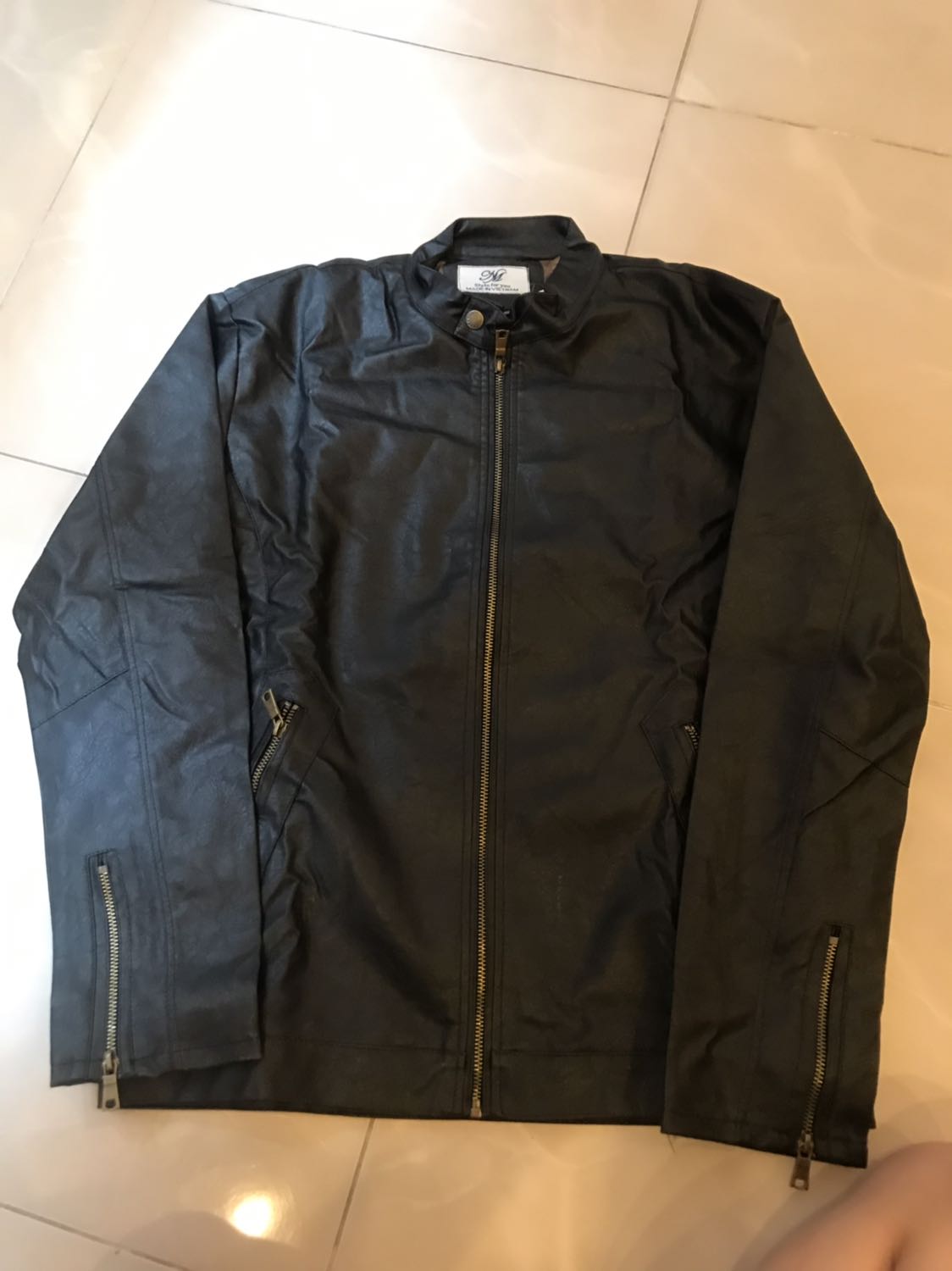 Mua ở Shop lần 3 rùi mà cái nào cũng ưng, chất da xịn thật sự, ở trong có lớp lông mịn không bị bí quá. Em mua cho người eoz mà thui cứ phải dùng ké để check in sang chảnh đã. Áo khoác của ny em toàn của shop cả rùi nên cho em thành viên VIP đê