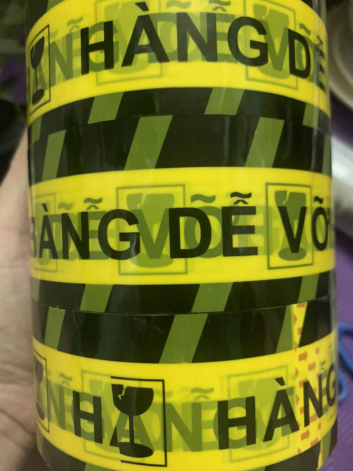 Băng keo dính tốt, giao hàng nhanh nữa. Có chữ hàng dễ vỡ rất tiện lợi luôn. Khỏi phải in giấy note tốn chi phí
