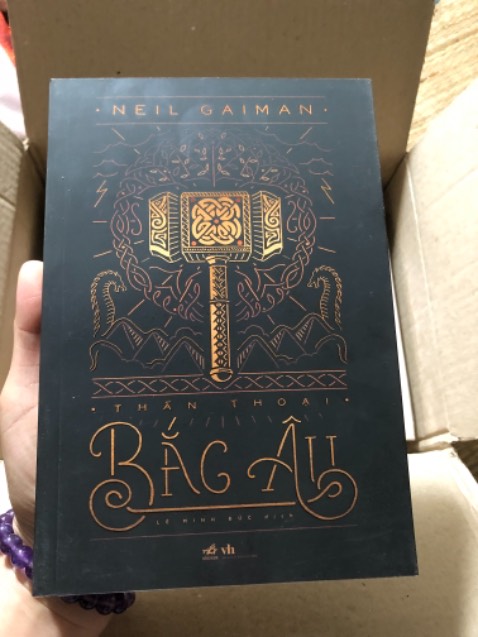 Sách nhỏ gọn, bìa đẹp, giấy đẹp, in ấn đẹp.