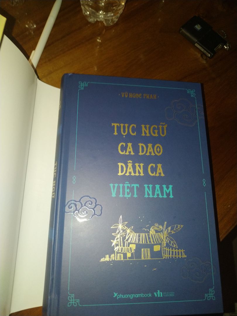 sách đẹp, mới xuất bản. bên trong màu tím than yêu thích.