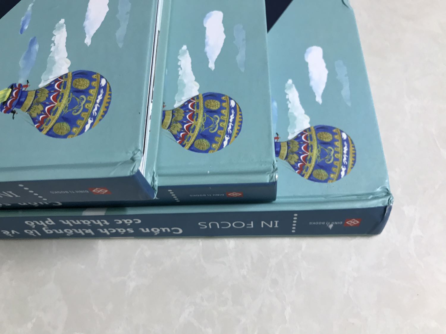 Sách gồm các trang đôi gập lại. Minh hoạ đẹp tuyệt vời. Nhưng đáng tiếc là cả 3 cuốn mình mua (cho mình và cho bạn) bị móp bìa ở cùng một vị trí. Có vẻ cả lô hàng bị sao đó trong khâu vận chuyển. Một lỗi nhỏ như vậy thì không đổi trả làm gì nhưng bớt vui. Tiki nên kiểm tra lại.