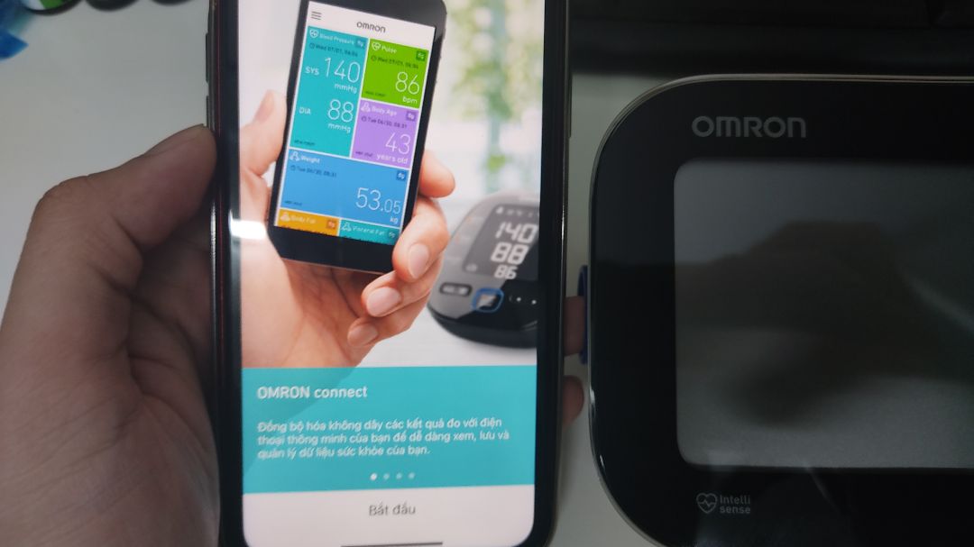 xài thích hơn máy omron cũ,  màn hình hiển thị rõ ràng to,  lúc huyết áp cao sẽ có cảnh báo bên phải. có kết nối vs dt cũng tiện lợi.