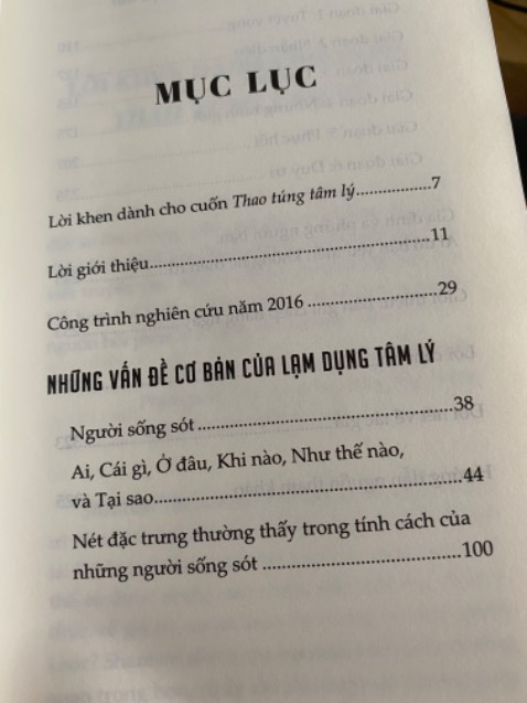 Một cuốn sách rất hay và bổ ích được viết bởi một nhà trị liệu tâm lí. Hầu như mọi người đọc sẽ tìm thấy chân dung khác nhau của những kẻ lạm dụng tâm lí trong này. Nhà trị liệu đưa ra những bằng chứng rất thuyết phục và những lời tư vấn có thể áp dụng. Sách đẹp, chữ rõ ràng, cám ơn shop và Tiki.