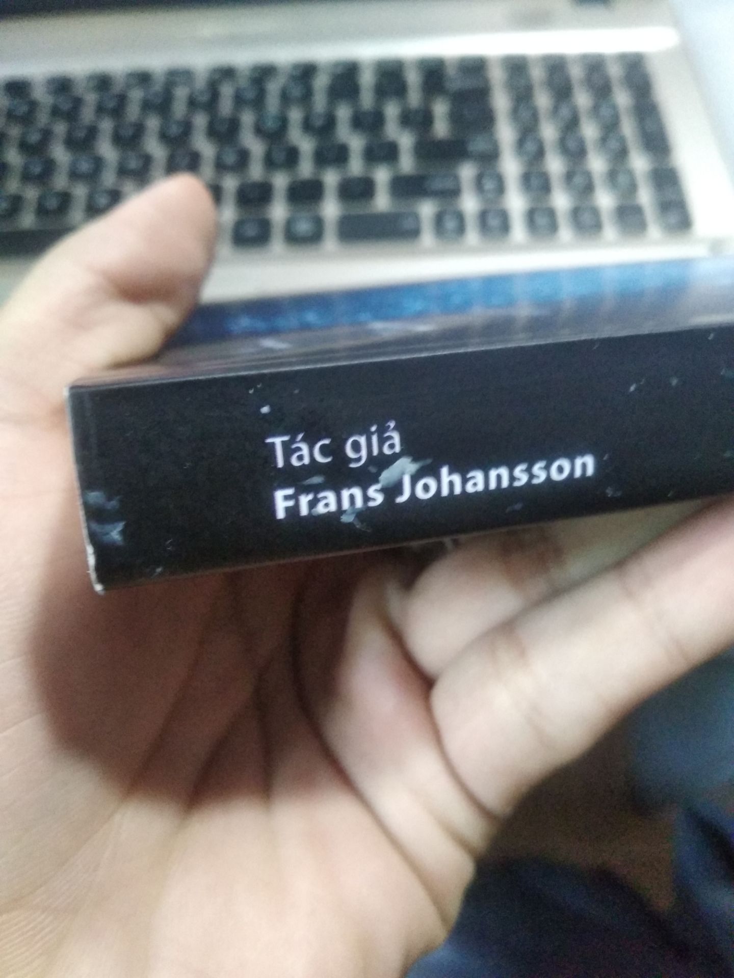 Rất cảm ơn Ecoblader đã giúp mình biết đến quyển sách thú vị này! Nhưng thật sự mình rất không hài lòng vì chỉ mới đọc xong phần Lời giới thiệu mà đã có đến 3 lỗi chính tả: kinh doanh, tác giả, đổi mới. (ảnh minh chứng bên dưới).