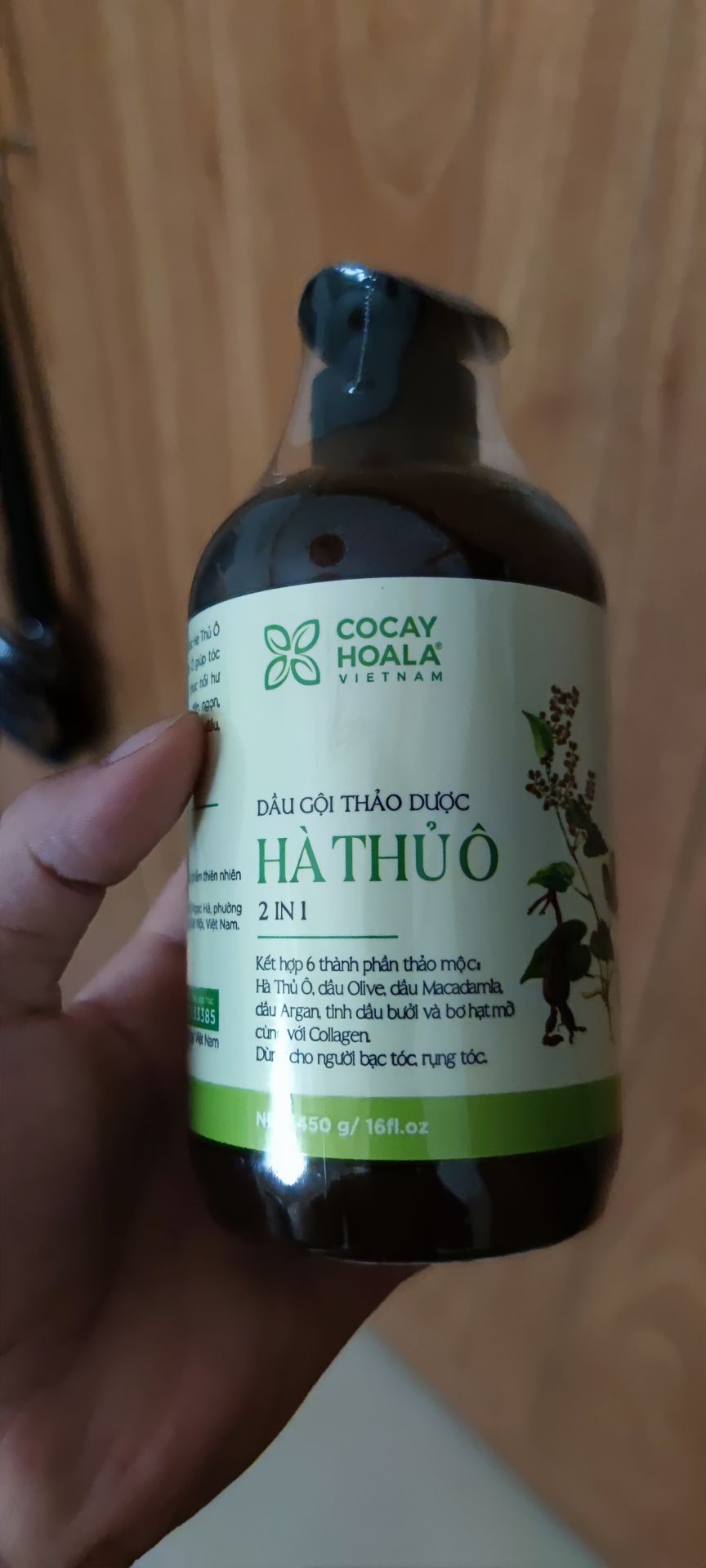 Nghe quảng cáo thấy hay nên mình mua 2 chai về 1 chai mình dùng, 1 chai tặng người thân, nay xài thử xong rụng tóc và ngứa, đem bỏ lun chai nguyên seal hết dám tặng. Hàng giá trị củng cao mà chất lượng quá kém k nên mua.
p/s: điểm cao chắc do chương trình tặng 20k chi review có ảnh, mấy bạn coi kỹ tránh nhìn điểm số r' bị mua lầm giống mình.