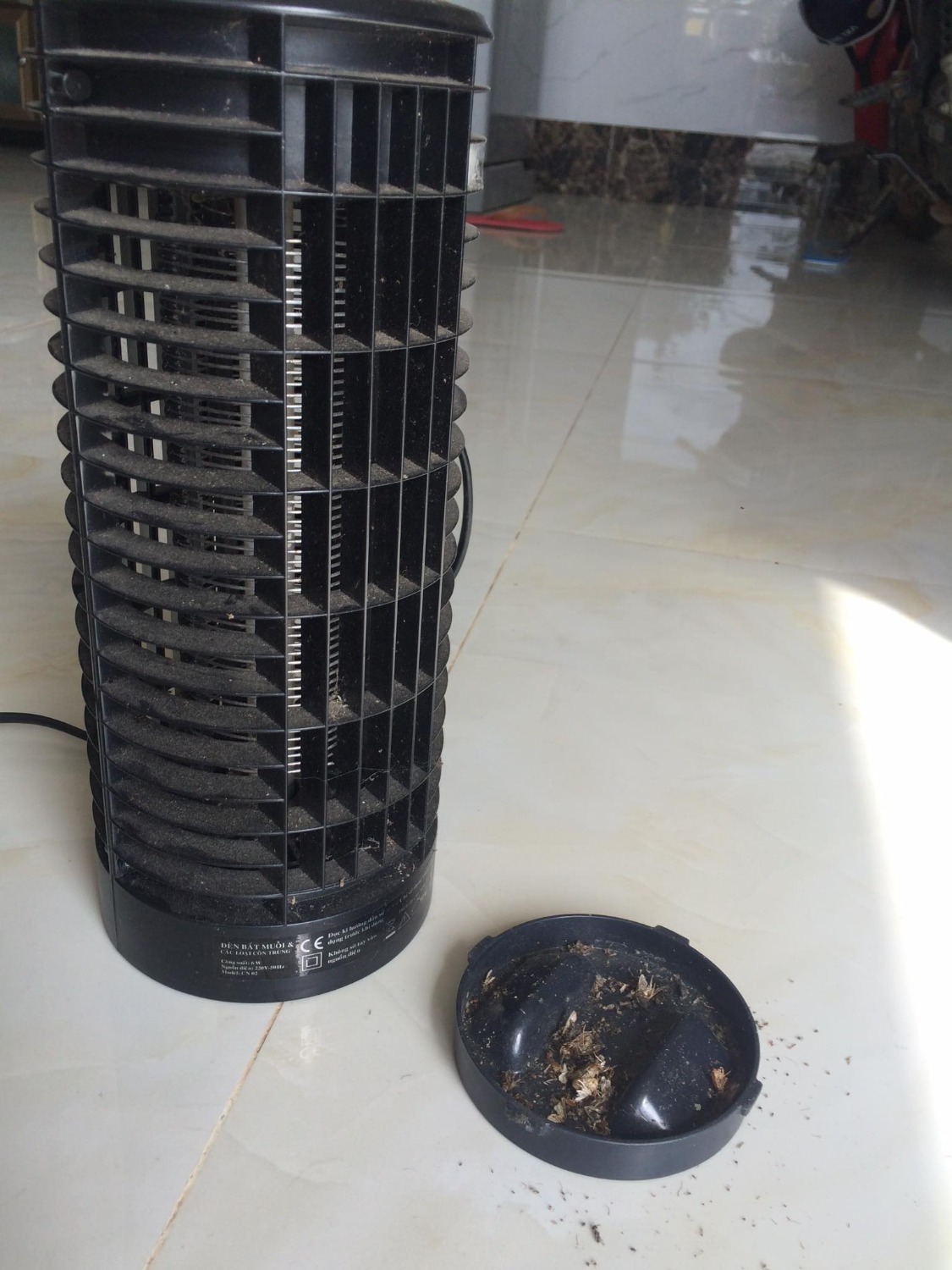 Cái kho chứa đồ nhiều muỗi lắm mà không biết làm sao,mình mua về treo cao 1,2 mét tắt hết điện, để mình cái đèn ở trỏng 3 ngày, sao mình lấy ra, trời bất ngờ thiệt luôn chớ, bữa đầu nó nổ liên hồi ngày sau nổ giảm đi bớt. 3 ngày mình mở ra thu hoạch nhiều thật., này là nhiều con nó quéo đi rồi chớ chắc nó hk quéo thì đẩy nắp, nay mang ra cho cá nhâm nhi.