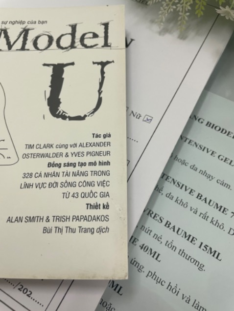 Bìa sách cũ, như được để trong kho ẩm ướt từ lâu, gởi sách không có gói nilon cẩn thận. Shop tệ, không mua lại shop này