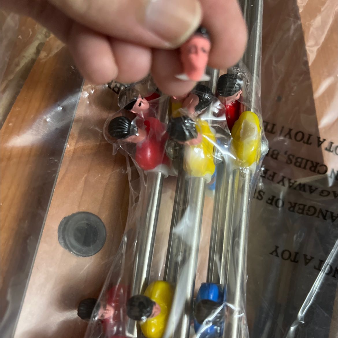 Hàng nhận được người bị gãy đầu là sao? Tại sao ko gói cẩn thận để gãy mất 2 đầu người vậy?