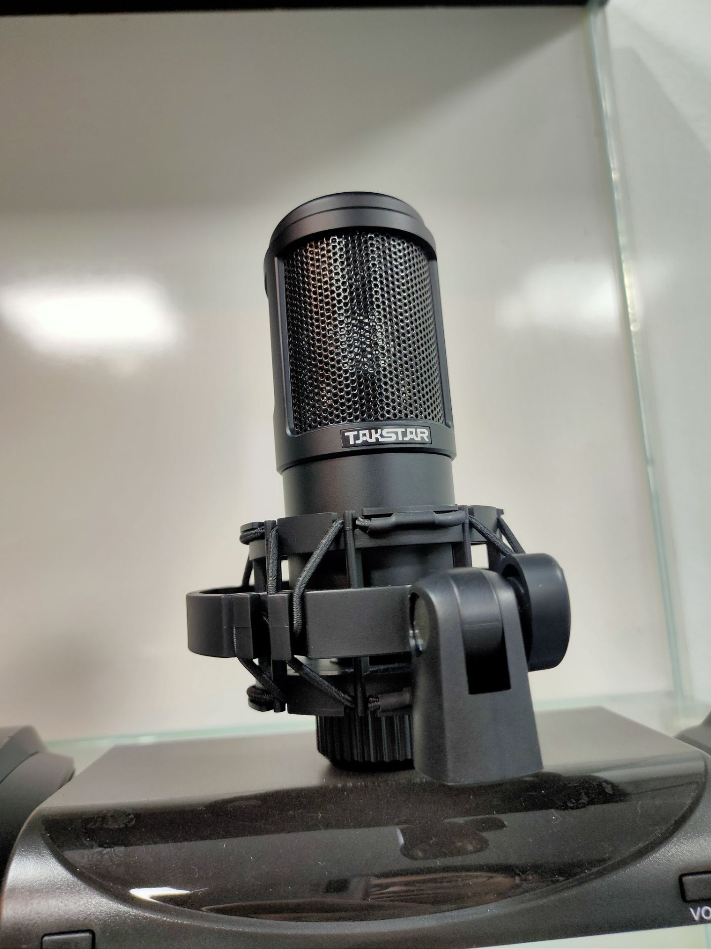 giao hàng nhanh ghê , bóc ra thấy hàng rất đẹp , hộp siêu cứng , haha , mình mua tặng bạn , nen cũng thấy ưng .  tặng shop 5 sao nhé