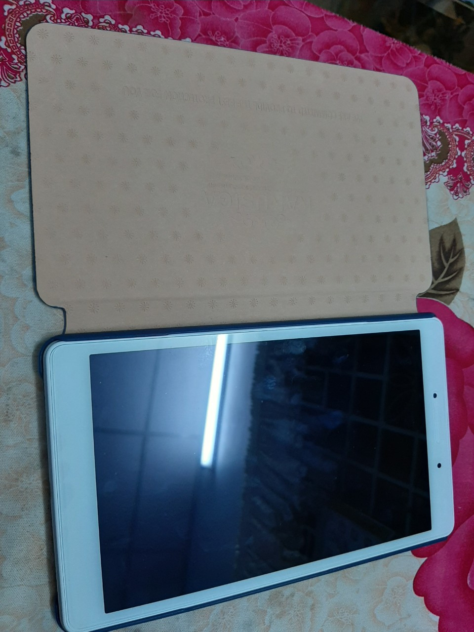 So với giá tiền và không mua trực tiếp nhưng khi nhận được thì rất hài lòng. SP đẹp, bắt mắt. Mặc dù giả da nhưng trông khá đẹp. 
Phần đóng gói từ Tiki thì hoàn hảo, quá kỹ luôn.