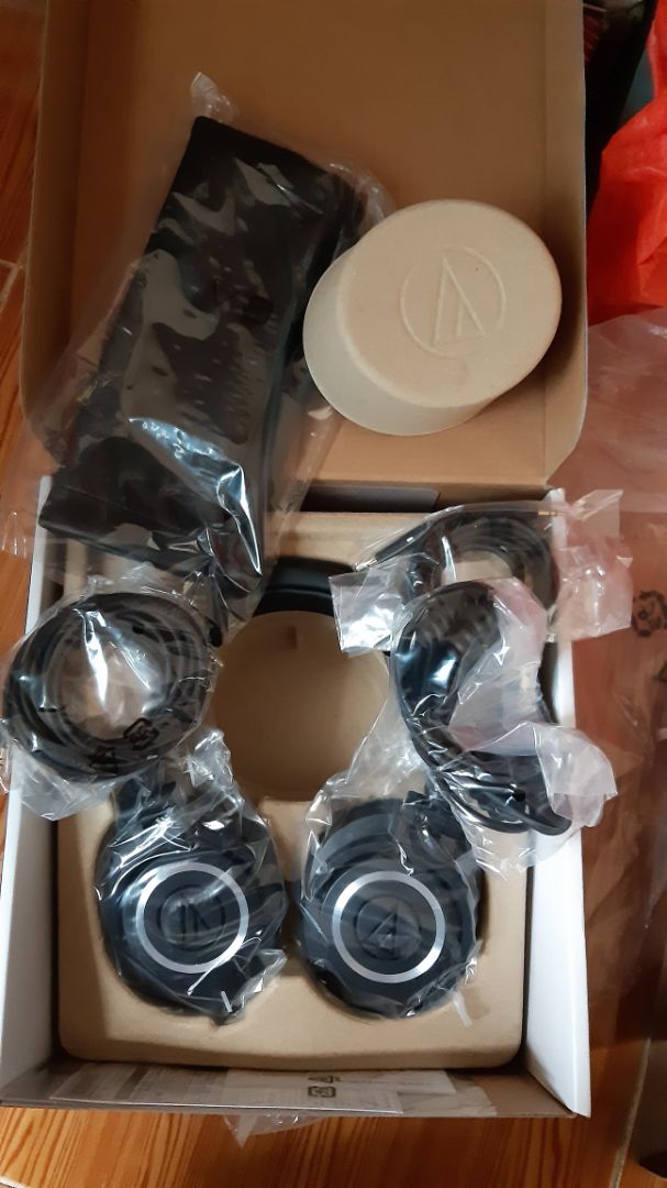 Thật sự thì tai nghe quá tuyệt vời. Mình phê bình cách đóng gói của Tiki. Hàng là đồ điện tử, vậy mà không hề cho vào hộp và chèn lót cẩn thận như mọi lần mình mua. Thay vào đó chỉ bọc một lớp túi bóng mỏng tang. Vận chuyển xa như vậy liệu có đảm bảo không !!n