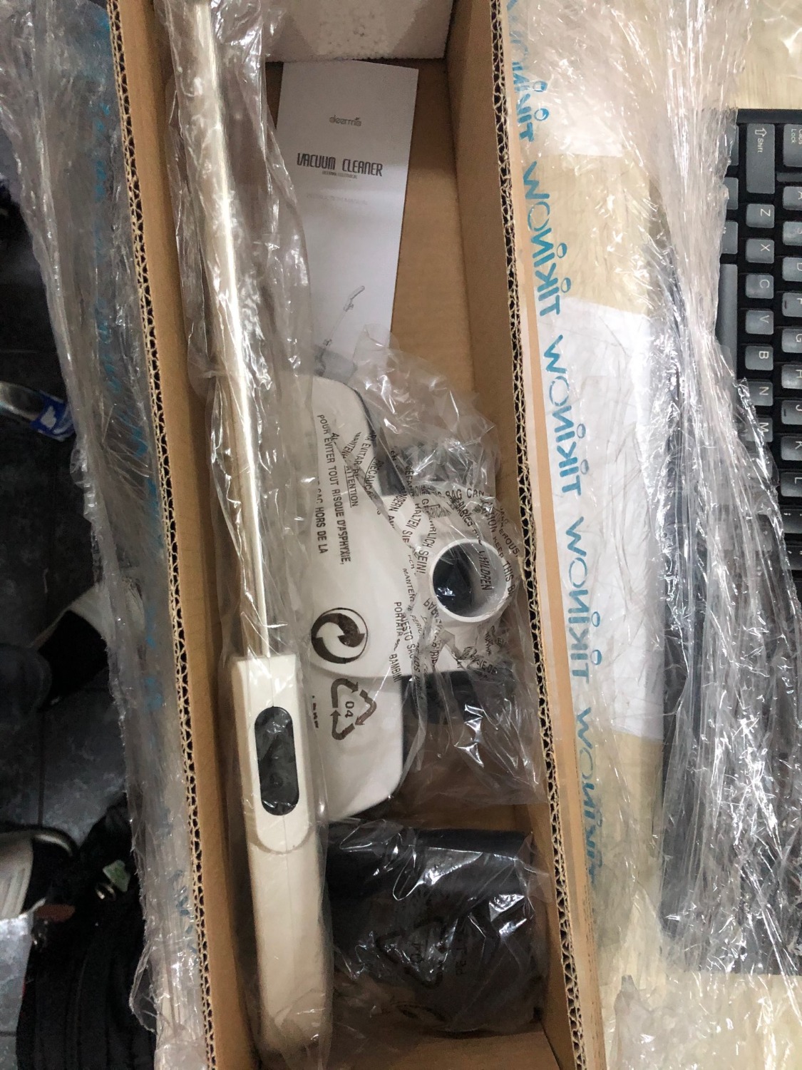 HÀNG ĐÚNG MẪU NHƯ HÌNH ẢNH, PHỤ KIỆN ĐẦY ĐỦ, CÓ ĐIỀU THÂN MÁY VÀ DÂY BỊ TRÀY XƯỚT VÀ DƠ 1 XÍU, VỚI CÂY NỐI BẰNG INOX MỎNG MANH SO VỚI THÂN MÁY QUÁ. ĐẶT HÔM QUA HÔM NAY NHẬN HÀNG RỒI, CHƯA SỬ DỤNG NÊN PHẢI 1 THỜI GIAN XEM SẢN PHẨM DÙNG CÓ TỐT KHÔNG.