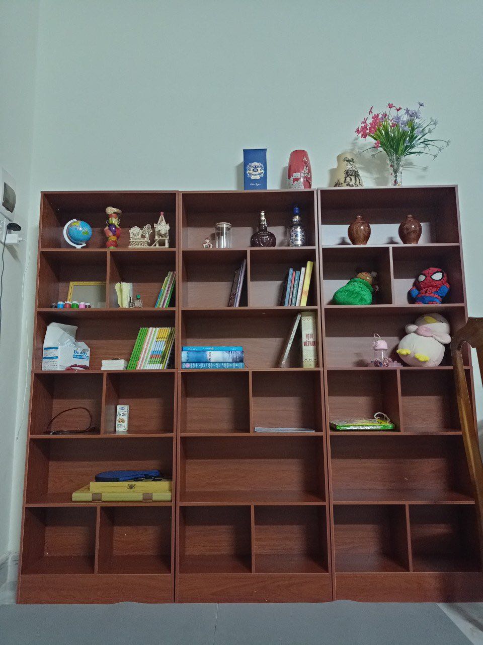 Gỗ đẹp, tiện lợi, mình thấy lắp ráp rất dễ dàng. Shop tư vấn nhiệt tình, quay cả video hướng dẫn lắp ráp. Từ ngày mua tủ về nhà gọn gàng hẳn, lần sau sẽ quay lại mua những sản phẩm khác về sử dụng. Tặng shop 5 sao