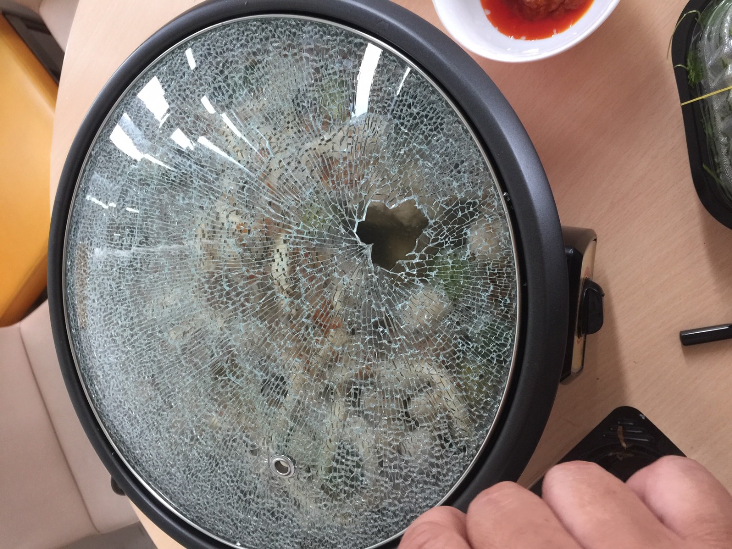 Tôi đã gửi lần 02 về việc than phiền sản phẩm và yêu cầu Tiki hỗ trợ thay nắp nồi lẫu điện, nhưng vẫn nhận được sự yên lặng từ phía Tiki.
Ngày 26/10/2018 gửi lần 1
Ngày 31/10/2018-Gửi lại lần 2: khiếu nại Đơn hàng #741521424 đã sẵn sàng để giao đến quý khách
Nội dung:
Kính gửi phòng hỗ trợ khách hàng,
Ngày 26/10/2018 tôi có mua 1 cái nồi lẫu điện với mã số đơn hàng 741521424.
Tôi sử dụng để nấu lẫu ngay sau khi mua, thì nắp nồi lẫu bị nứt và miễn chai của lớp kính rớt vào nồi lẫu, tôi có email với nội dung bên dưới và chụp hình gửi kèm và yêu cầu Tiki giải quyết.
Tôi sáng thứ 7 ngày 27/10/2018 có gọi điện, thì nhân viên tổng đài nói là đang giải quyết, trong vòng 48 tiếng sẽ có nhân viên tiki phản hồi giải quyết! Nhưng Đến tối hôm nay là 31/10/2018 đã là hơn 120 tiếng (tức 5 ngày trôi qua) vẫn không thấy ai gọi điện giải quyết cho tôi?
Có phải tiki không muốn giải quyết và phớt lờ trường hợp của tôi luôn ?
Xin vui lòng trả lời cho tôi được rõ.
Xin cám ơn!
Dương Quốc Hùng
31/10/2018