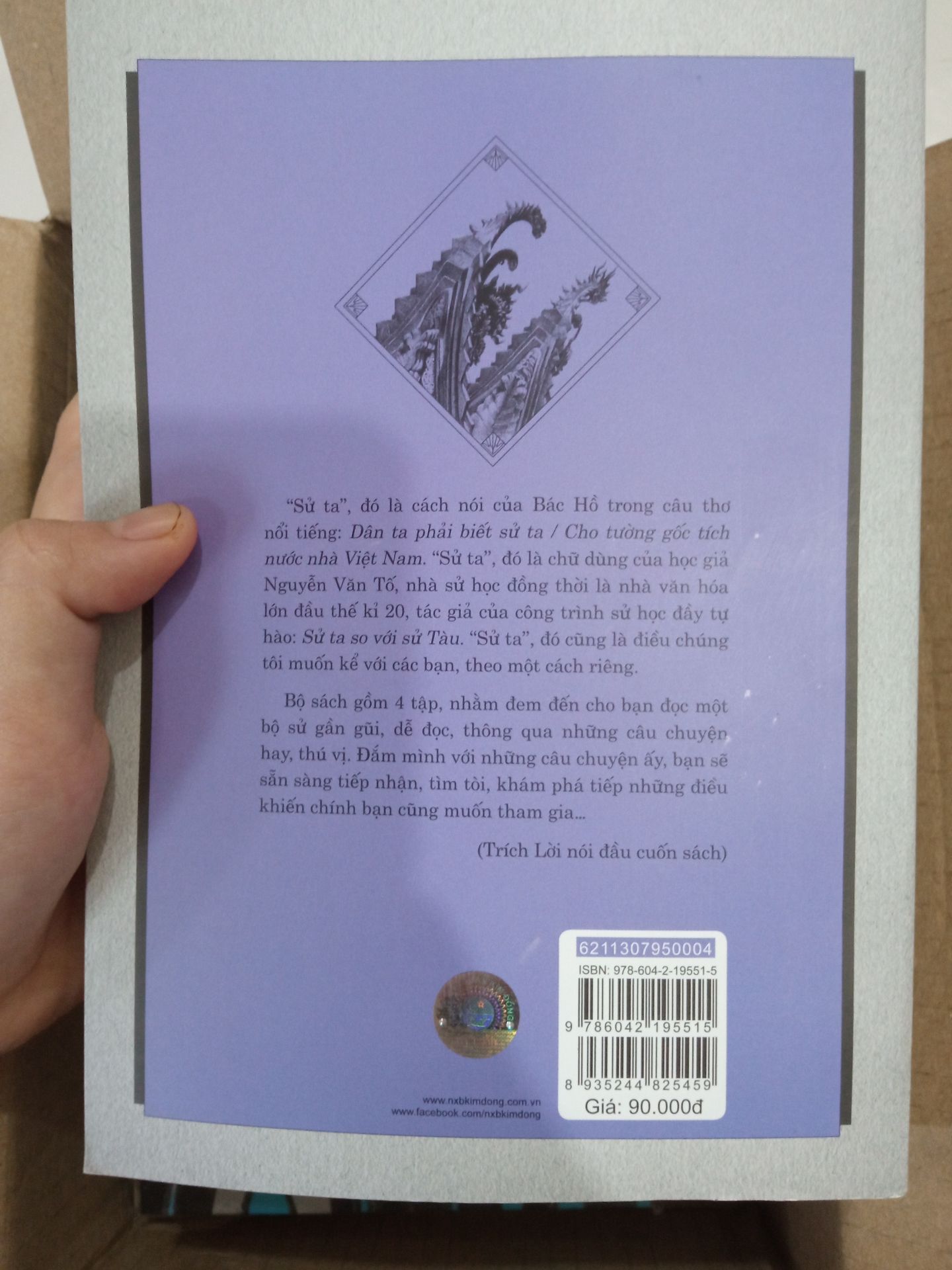 giao hàng nhanh, sách đẹp. mua được sách rẻ hơn ở ngoài hiệu sách hihi. mà mấy cuốn trước của mình bìa cứng, k biết do cuốn này bìa mềm hay sao í
