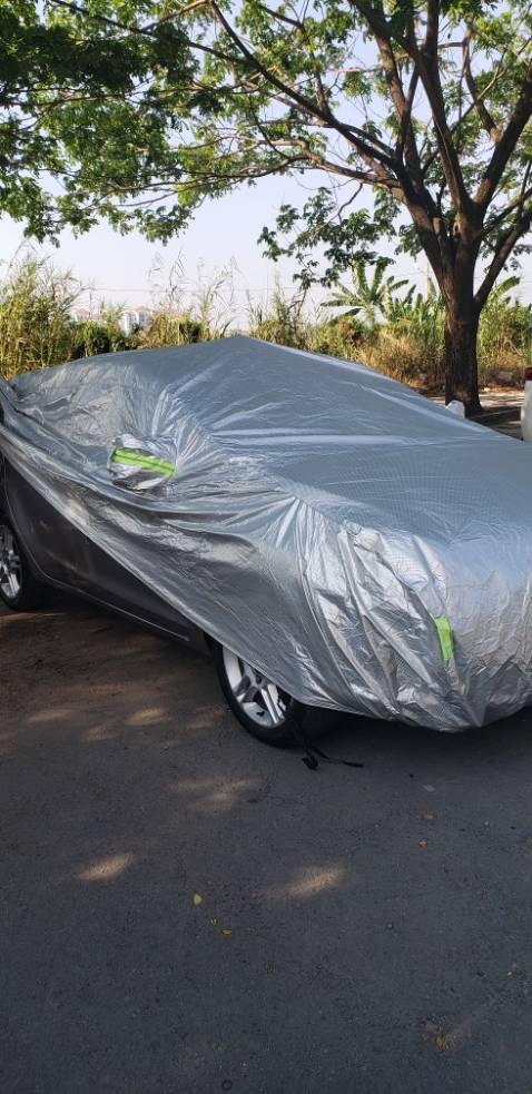 Bạt có kích thước khoảng 4,5m x 1,8m x 1,5m cho nên cũng vừa vặn với em Mazda 3 nhà mình, chất liệu tráng nilon ánh bạc, dùng cầm mướt mà mát không gây cảm giác sần, sản phẩm trơn và không thấm nước nên là che ngoài trời mưa cuungx không sao, nhanh khô thôi. Nắng thì có ánh bạc cho nên nó phản sáng tốt không gây quá nóng cho đồ nội thất và không gian bên trong. Trời hà nội mùa này đúng là ác nghiệt, đi ra ngoài sợ chết khiếp vì nhiệt nhà kính trong xe. Để chai nước khoáng uống mà ghê ghê vì nhựa nó chảy ra, nên mua cái bạt phủ cho yên tâm các cụ ạ!
So giá với nhiều nơi thì ở đây same same không cao không thấp, phù hợp giá tiền, mà còn rẻ hơn ấy. trước mình bỏ 350k mua cái bạt ở chợ Giời, về mỏng teng, dùng đc 3 lần mủn và rách hết, điên hết người. Mua ở đây lần đầu như này là yên tâm rồi, ủng hộ thêm cái khan lau xe nữa hihiee