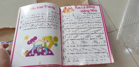 Sách bao gồm nhiều bài hát thiếu nhi hay. Sách đóng gáy bị lỗi, không thẳng, lệch mép. Một số trang thậm chí không được cắt hết.