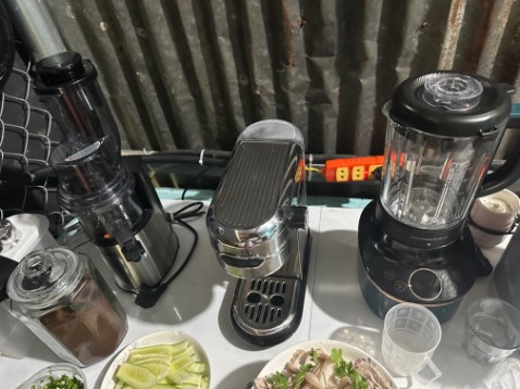 Máy khá ổn, gọn, chất liệu khá sang trọng.
Chỉ có phụ kiện đi kèm khá dỏm, portafilter khá mỏng, khó lấy bánh bã cafe khi pha xong. Cần phải mua loại khác để dùng. Máy mới về dùng vài lần đầu có mùi hôi của đồ mới. Cần xả ít nhất 2 bình nước mới ok đc.
Nói chung ổn so với tầm giá...