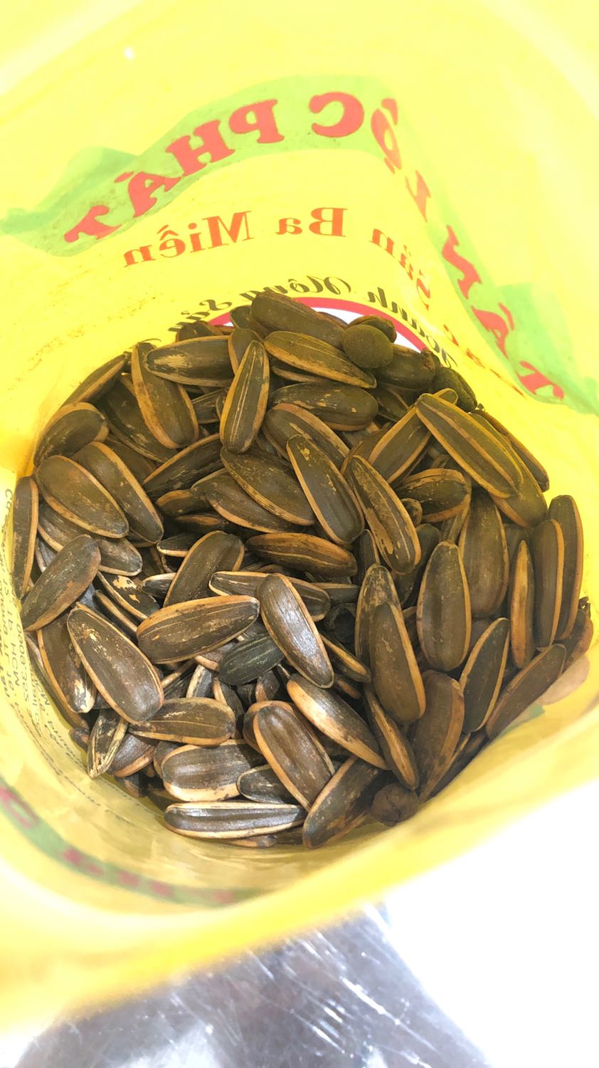 Hạt hướng dương bị gắt dầu, vỏ ngoài vàng không giống với miêu tả. Nhìn sơ qua giống hạt hướng vị caramen nội địa Trung