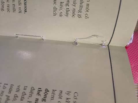 Về nội dung thì mình chắc là ổn, nhưng mà chất lượng thì hơi tệ, cách đóng gáy sản phẩm vậy thì mình vừa mở ra đã bị rách giấy.