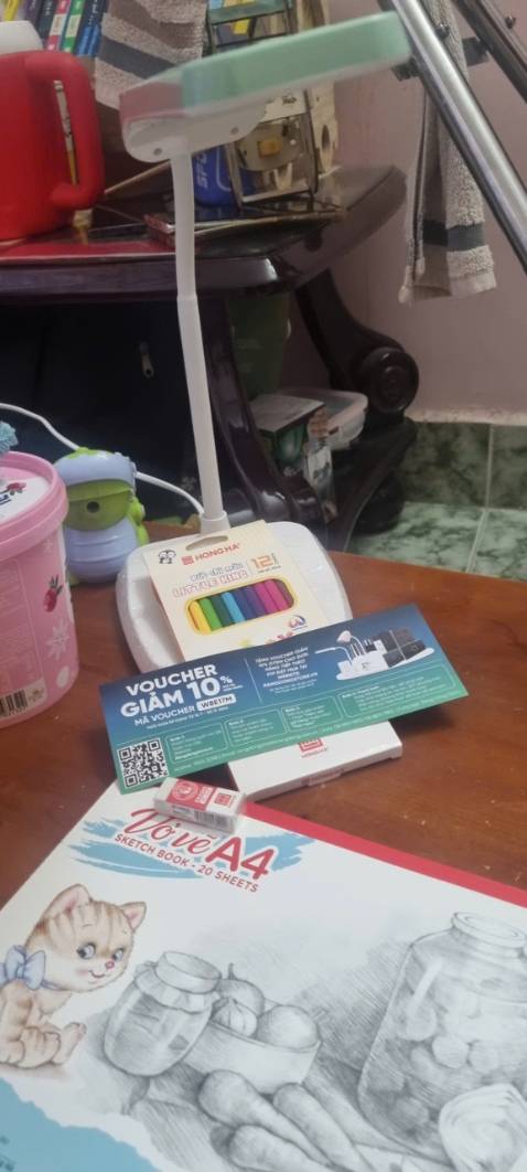 Bé rất thích khi sử dụng đèn bàn. Xài được 1 tuần hơn mình mới đánh giá, thấy cũng ổn, có tặng quà là bộ dụng cụ học tập cho bé.