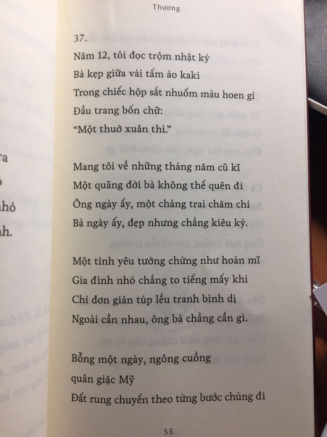 Đóng gói sản phẩm kĩ, sách đẹp, thơ cũng rất hay, đọc trong group sách có chị chia sẻ thế là mua luôn, được 3 bookmarks sịn sò và cả quyển sổ nhỏ nữa.
Cơ mà giao hàng lâu thật sự. Em đặt từ hôm 21/4 thanh toán trước qua *** pay mà 25/4 mới được nhận... bình thường đặt sách hôm trước hôm sau là được nhận rồi mà chọn giao hàng tiêu chuẩn thanh toán bằng tiền mặt?