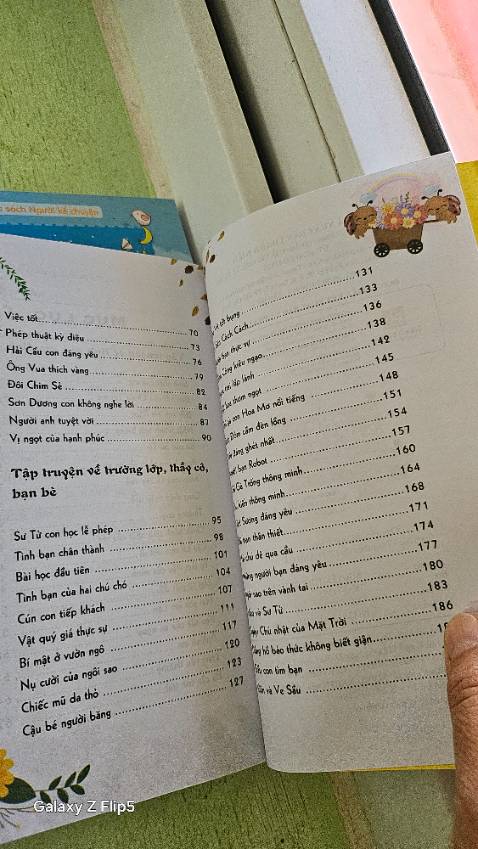 Nội dung nhẹ nhàng, nhiều câu chuyện nhỏ, giáo dục, có hình vẽ. Mình không đánh giá cao chất lượng giấy lần này, cả size chữ in ấn nữa, không có cảm giác thích như với cuốn màu hồng đã mua