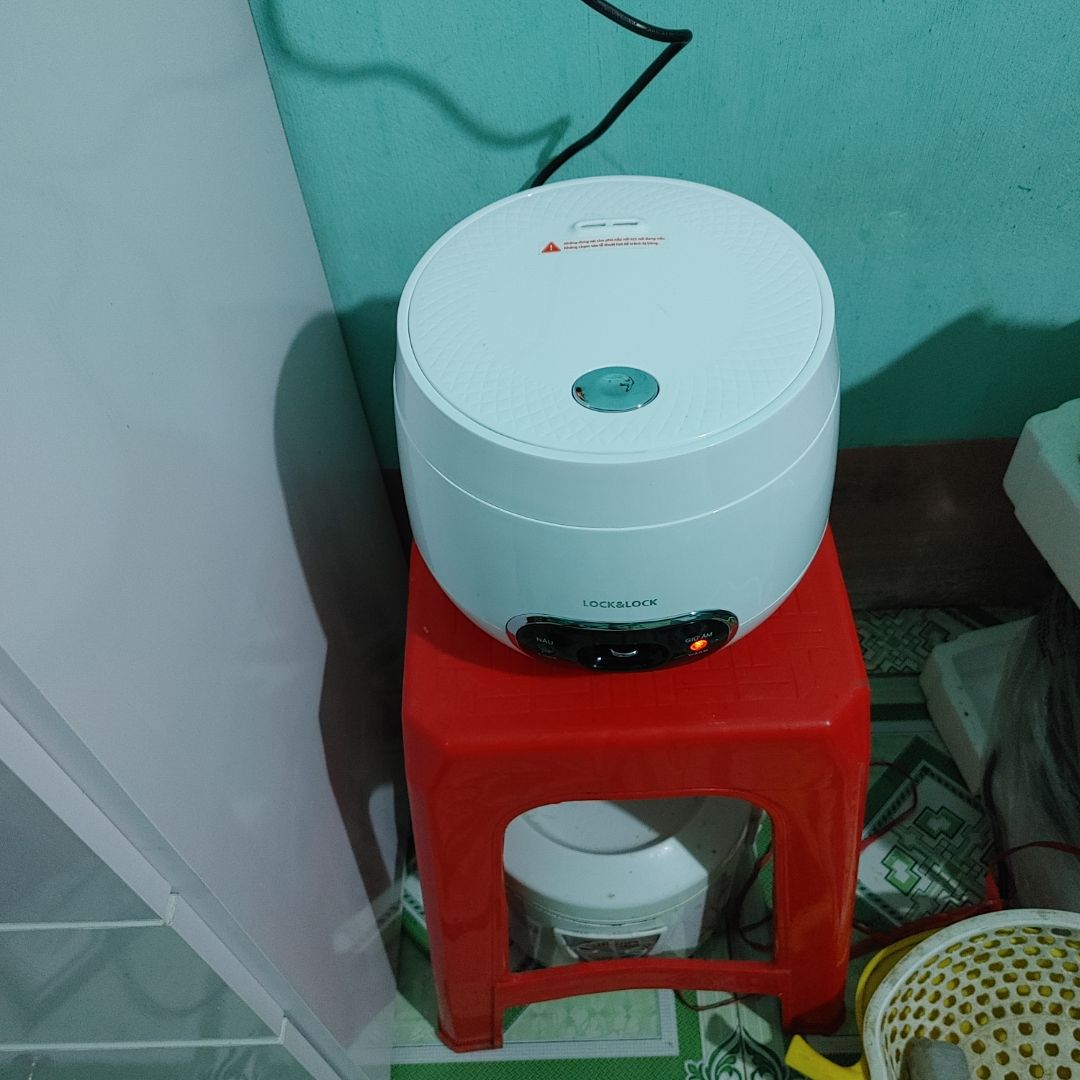 Nhỏ xinh.
Phù hợp ở trọ một mình hoặc 2ng.
Để khử mùi nhựa mọi người nên cho chút nước vô nồi rồi vắt nửa trái chanh sau đó đun sôi khoảng 5' rồi mở lắp 1-2'. Đổ nước đi và rửa sạch lõi nồi rồi mới cho gạo vô nấu.
Nồi nhỏ nên mình khuyên mọi người nên cắm 1bát đến 1bát rưỡi gạo tương đương với 2-3 cái cốc nhựa nhỏ đi kèm với nồi để nấu thì cơm sẽ ngon hơn. Chứ đừng bỏ vô nhiều gạo quá.
Lõi nồi chống dính rất tốt. Nên rửa chỉ cần xả nước là sạch ko cần xài vật dụng để cọ sẽ dẫn đến bong lớp chống dính.