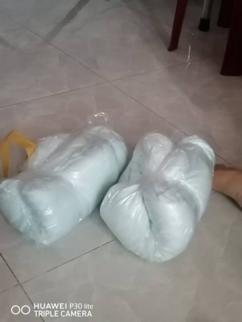 Gối rất đàn hồi, rất đáng tiền, mình mua lần thứ 3 rồi, nay mới đánh giá. sản phẩm có độ lún vừa phải nên không mỏi cổ tí nào luôn, lúc mua có 1 chút mùi của cao su với mùi của vải mới, hơi khó chịu, bóc áo gối giặt đi 1 nước là yên tâm luôn ạ, cái ruột gối thì để ngoài là ok, ko cần phải giặt và không giặt đc, vì nó không thấm nc do,

nhưng cũng vì thế mà phòng mình không còn mùi mấy nữa, mấy gối bông ép ngày trước mỗi lần vào phòng là sặc mùi hôi, do chất liệu bông sợi lâu ngày dễ bị mốc. 
Gối nằm dễ chịu và dễ ngủ hơn, các bạn nên dùng nha