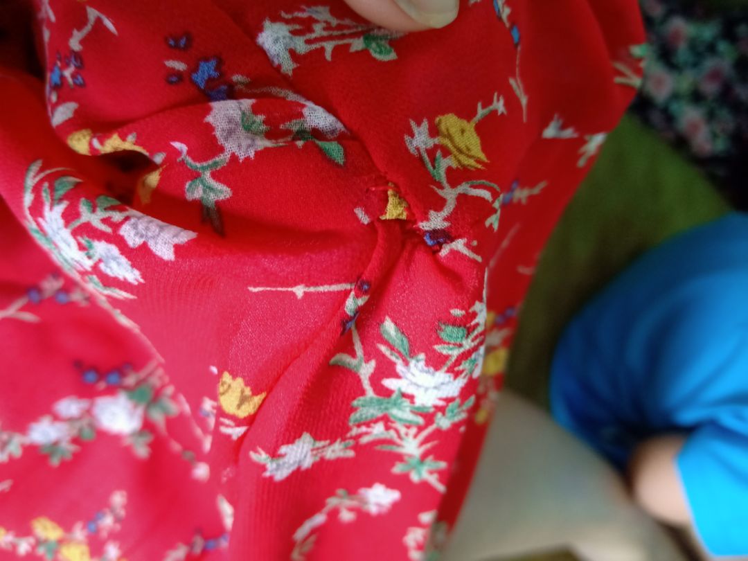 váy rộng, mỏng, đường chỉ ẩu rách, so với giá tiền ko đáng