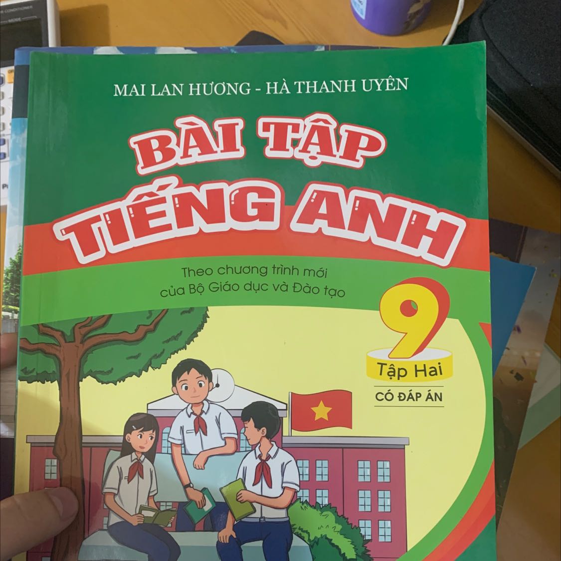 Nội dung dễ hiểu, kiến thức đa dạng từ dễ đến khó, thích hợp ôn luyện 
Sách mới, chữ in rõ, thơm