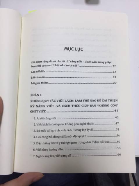 Sách cung cấp những thông tin hữu ích về cách làm sao để viết hiệu quả hơn. Tác giả không những chỉ ra những lỗi cơ bản như ngữ pháp, cách dùng từ, mà còn cung cấp một bảng gồm các content phổ biến và số lượng từ phù hợp để tối ưu content đó. Tác giả chia sẻ rất nhiều kinh nghiệm của mình, chỉ dẫn cách viết để chạm tới người đọc, tạo ra những content lấy lợi ích của người đọc đặt lên hàng đầu. Đặc biệt là ở phần V và VI có những lời khuyên của tác giả để sáng tạo nội dung cho nhiều nền tảng đa dạng cũng như các công cụ phù hợp với mục đích của mỗi nền tảng đó. Tóm lại là nên đọc, mình nhiệt liệt recommend!