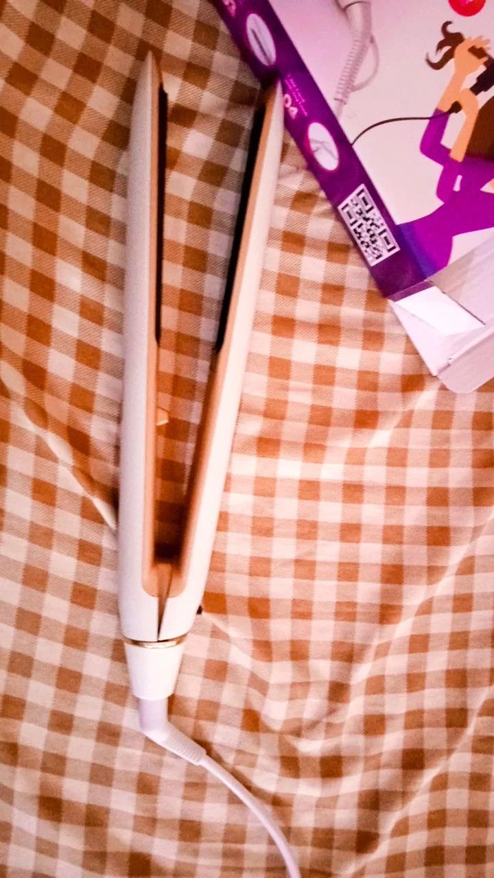 Đóng gói hàng cẩn thận. Shop giao đúng hàng , Máy nhỏ gọn dễ mang theo, Máy nhanh nóng, uốn tóc vào nếp rất nhanh   nhắn tin shop hỗ trợ rất là nhiệt tình luôn nên mình phải lên đây sửa đánh giá cho nó nhiệt tình.  Vì shop rất nhiệt tình nên mọi người ủng hộ shop nhé