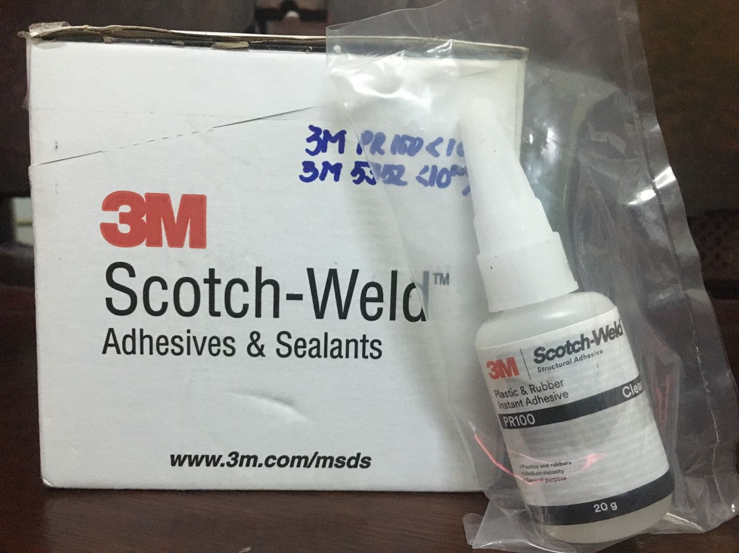 Sản phẩm được đóng hộp 3M đúng mã. Keo dán giầy thể thao rất chắc, thẩm mỹ, ko bị cứng phần vải sát đế giầy. Keo cũng bốc hơi cay mắt như keo 502 nhưng dẻo và ko nóng. Đã dùng tới chai thứ 2.