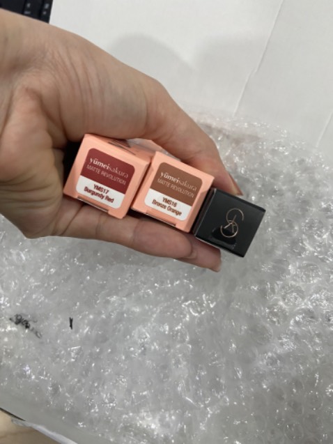 Đóng gói kỹ dữ dị trời, mở ra hụt hơi luôn á. Son mướt mịn tưởng đang cài highend ko á mấy bà. Nên mua nha