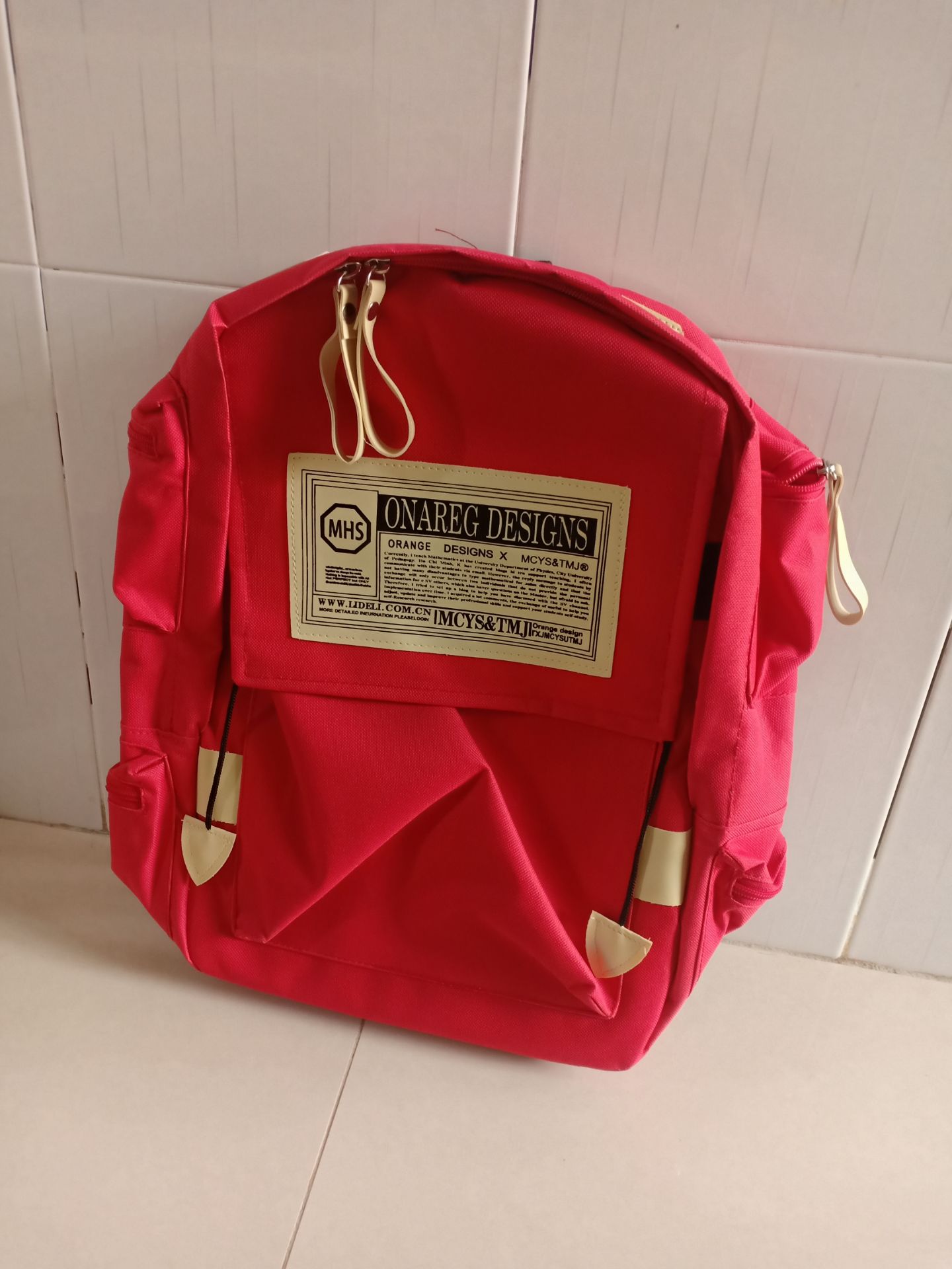 Balo đẹp lắm, chất liệu tốt, đường may cũng gọn gàng. Cả bên ngoài hay bên trong cũng đều được may cẩn thận, chắc chắn, khóa kéo cũng êm và mượt lắm nha. Mình đựng laptop đựng thêm cả sách và áo khoát nữa mà vẫn còn dư chỗ luôn đó, quai may chắc nên mang thoải mái ko sợ rách hay bung ^^