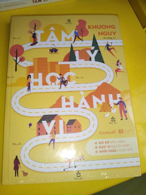 Tiki gói hàng đợt này dùng giấy bill để làm chống sốc(vài miếng) :)),tất cả sách đều bị gãy gáy nhưng với giá này thì chịu, giao nhanh chỉ mong lần sau dùng cái khác để chống sốc, và không bt khi giao hàng bị j mà hộp của mình rách 1 lỗ lớn,sách đã dập nay còn dập hơn :')