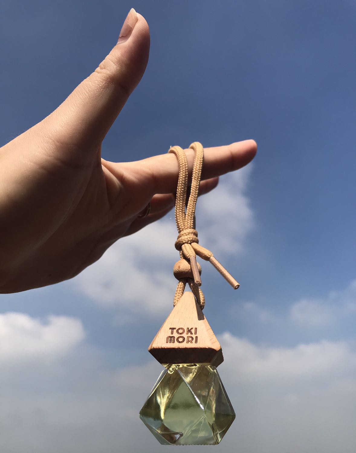 Mùi sả chanh treo xe nhưng mình không có xe, mình treo phòng, treo nhà bếp. Hihi. Mùi  toả hương rất lâu, giá cả rất phù hợp.