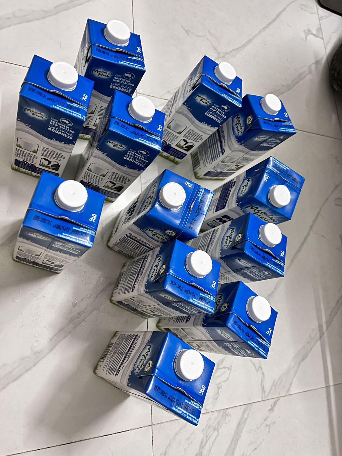 Giao nhanh, date mới, thùng còn nguyên, đc đóng gói kỹ, thùng giao tới còn nguyên, đc quấn màng bên ngoài nên trời mưa lớn vẫn k bị sao, giá 430k thùng