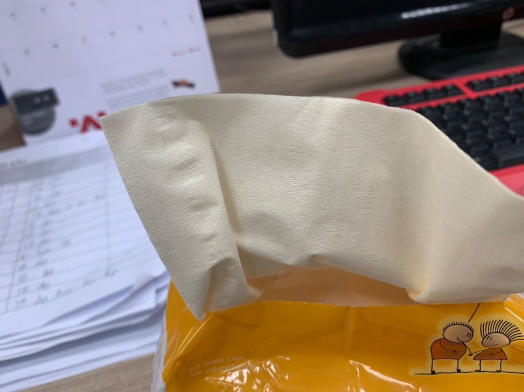 Giấy dai, bên trong có 4 lớp, giấy không bị bở bột vụn khi dùng. Dù dính nước cũng vẫn rất dai. Sản phẩm tốt