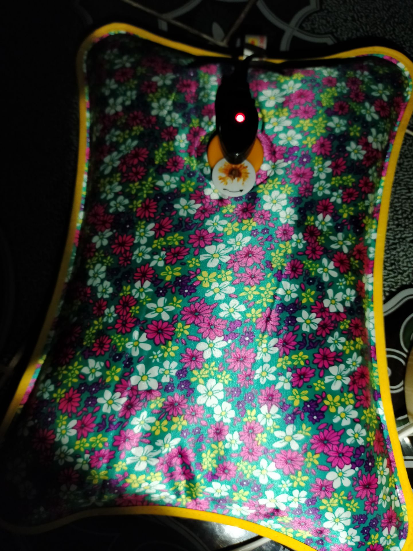 Mình đã dùng túi nóng hướng dương nhiều rồi nhưng hôm nay mình nhận được  món hàng rất tệ, hộp thì cứ lắm, chỗ phích cắm hình hoa hướng dương bong chóc hết mọt nữa, chứng tỏ đã qua dùng rồi và giữ nóng đc hơn 1h thôi. Mình cũng đang một cái nóng 6-7 h mới hết, cái này mua cho mẹ, nên mình cảm thấy bùn chak mang đi bỏ. Thật sự ko có bao nhiêu tiền mà làm mình thất vọng quá.