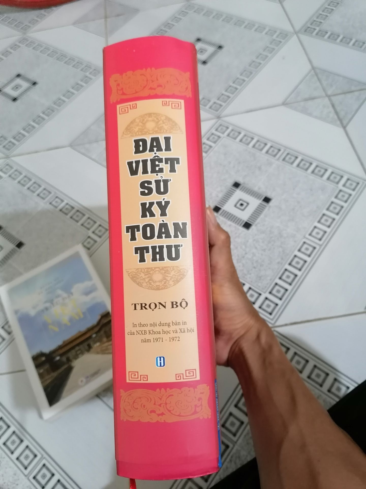 Sách 1.300 trang,dày luôn bìa là khoảng hơn 6cm.nhìn khá đồ sộ và hầm hố nhá các bạn,xứng đáng đồng tiền lắm.nội dung thì các bạn tự đánh giá vì đây là sách sử,lại rất nổi tiếng rồi.mình review vậy để các bạn nào còn là học sinh hay đang phân vân có nên mua hay không thì mình khuyên mua nhé.mình mua giá lúc đó lá 117k ( giá bìa 235k). mình mua 2 cuốn khác nhau áp mã giảm giá 10%,freeship là 147k.khá rẻ Sách 1.300 trang,dày luôn bìa là khoảng hơn 6cm.nhìn khá đồ sộ và hầm hố nhá các bạn,xứng đáng đồng tiền lắm.nội dung thì các bạn tự đánh giá vì đây là sách sử,lại rất nổi tiếng rồi.mình review vậy để các bạn nào còn là học sinh hay đang phân vân có nên mua hay không thì mình khuyên mua nhé.mình mua giá lúc đó lá 117k ( giá bìa 235k). mình mua 2 cuốn khác nhau áp mã giảm giá 10%,freeship là 147k.khá rẻ