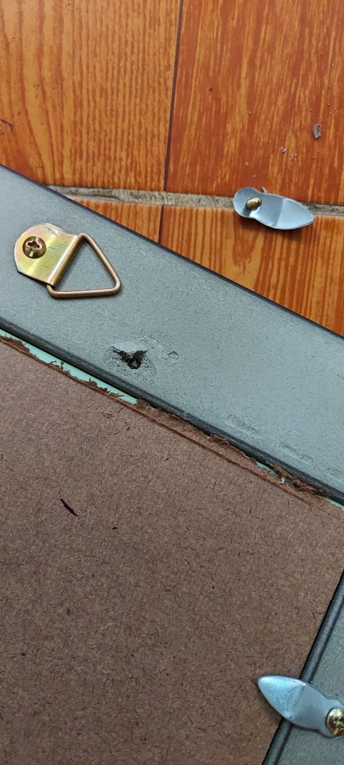 mình đã kiểm tra khi nhận hàng, gương ko vỡ nên nhận. Lúc sau mới phát hiện ra cái nút cài đằng sau bị bung ra vì vặn ốc vào bị vỡ. Mình muốn đổi lại vì thiếu nút cài, gương rất lỏng lẻo!