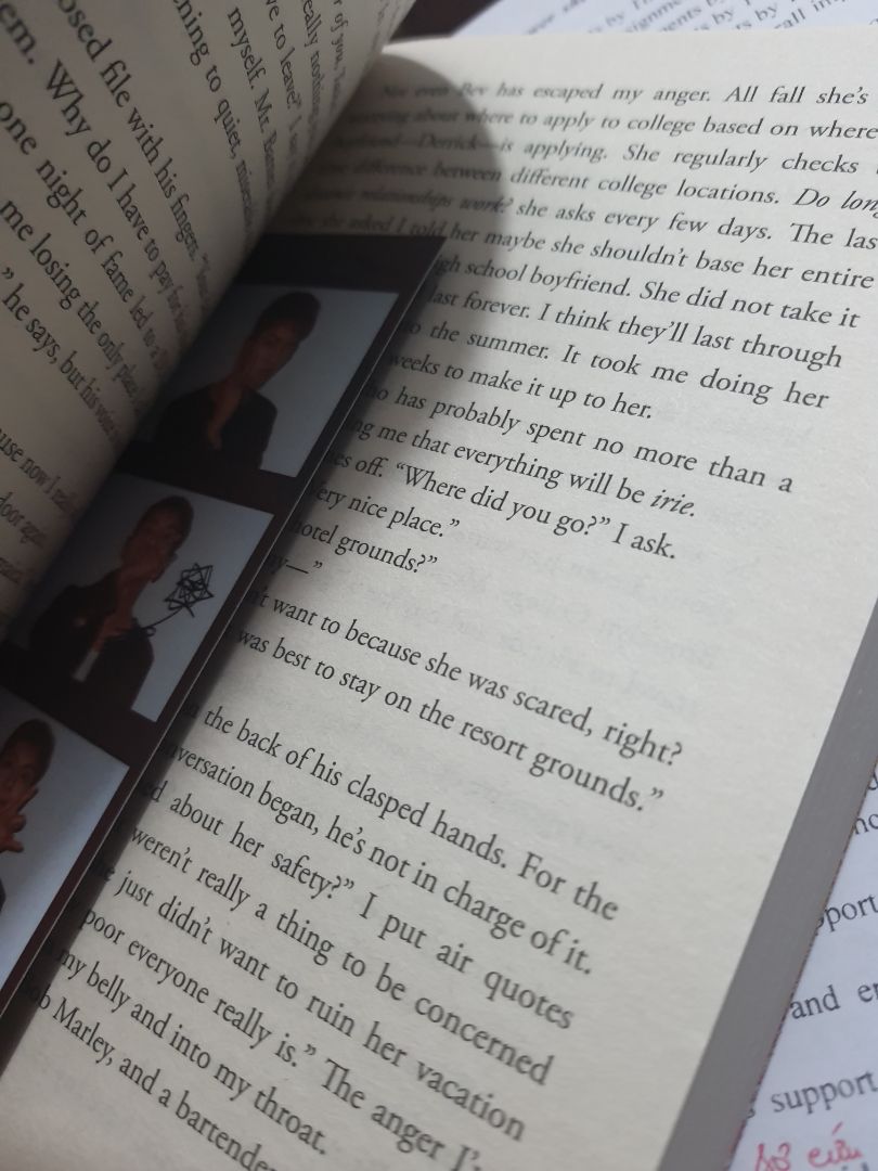 sách mỏng và nhẹ hơn mình tưởng, giao hàng nhanh chóng, đã đọc và cảm thấy rất phù hợp với những người chưa thông thạo tiếng anh như mình, câu cú đơn giản dễ hiểu. Từ sau cuốn every thing every thing thì mình thật sự rất thích cách mà Nicola yoon làm nên cuốn sạch, nó mới mẻ và đáng yêu hơn, nhẹ nhàng nhưng lại rất cuốn hút. Nếu ai đó đã đọc cuốn kia trước rồi thì mình nghĩ The sun is also a star cũng là một lựa chọn hay ho