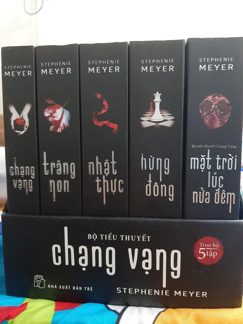 Mùa dịch nhưng Tiki giao hàng khá nhanh, nhìn chung thì mình hoàn toàn hài lòng về chất lượng sách được giao, chỉ một điểm trừ nhỏ là cạnh bên hộp bị rách một đường dài. Mình mua hàng của Tiki khá nhiều rồi, mọi lần đều rất ok, chỉ có lần này là bị hộp đựng bị rách. Có thể là do mùa dịch, vận chuyển khó khăn nên lỗi này có thể chấp nhận được. Dù sao thì sách cũng không bị ảnh hưởng gì cả. Lần sau sẽ ủng hộ Tiki tiếp